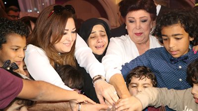 الداخلية تحتفل بأمهات الشهداء.. فيلم تسجيلي عن تضحيات أبطال الشرطة.. مشاركة عدد من الفنانين في تكريم عظيمات مصر.. نهال عنبر: نتعرض لمؤامرة.. وأرملة رجائي: زوجي ضبط حبارة