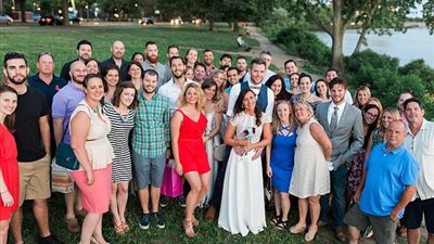 ثنائي يفاجئان عائلتيهما بحفل زفافهما غير المتوقع (صور)