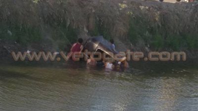 ‫بالصور.. إنقاذ سائق «توك توك» سقط في ترعة بالشرقية