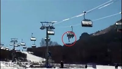 لحظة سقوط طفل من مصعد تزلج مرتفع (فيديو وصور)