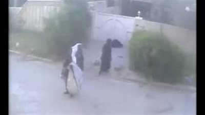 بالفيديو.. لحظة سرقة لصوص متنكرين في ملابس نساء منزل ببغداد