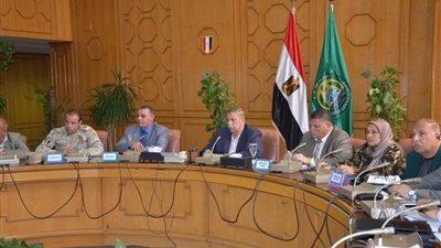 محافظ الإسماعيلية يستعرض تطوير 8 مناطق عشوائية (صور)