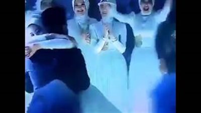 بالفيديو.. فتاة تخطف العروس من يد العريس وتحملها