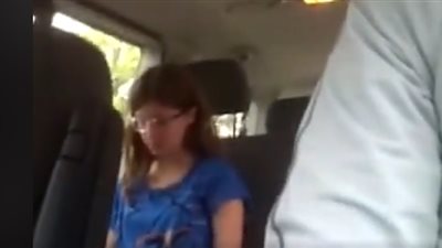 فتاة تترك سيارة والدها وتستقل أخرى بالخطأ (فيديو)