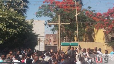 بالصور.. مسيرة بالصليب أمام مستشفى مغاغة تنديدا بهجوم المنيا