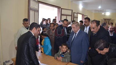 محافظ الإسماعيلية يشهد قافلة طبية والكشف على 1400 حالة (صور)