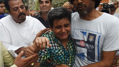 بالفيديو والصور.. آلاف الباكستانيين يشيعون المنشد الصوفي أمجد صبري