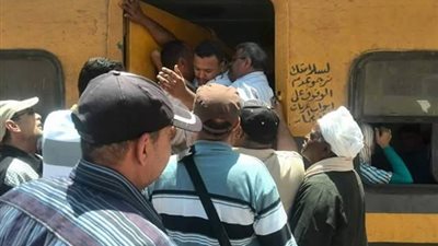 قطار الدرجة الثالثة سكة الندامة لمصححي امتحانات الدبلومات بالصعيد