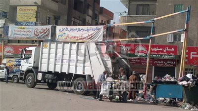 بلدية الإسماعيلية ترفع لافتات الإخوان بعد تحطيمها