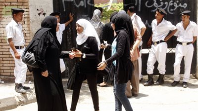 مشادات بين أولياء أمور طلاب الثانوية العامة وأفراد الأمن بلجان الدقهلية