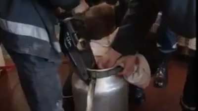 بالفيديو.. لحظة إخراج طفل علق داخل إناء ضخم