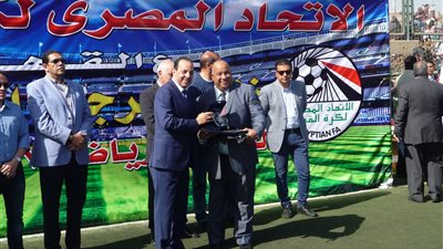 منطقة القاهرة للقدم تكرم رئيس المقاولون والمشرف على الكرة
