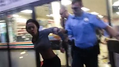 بالصور.. امرأتان تفقدان عقلهما بعد ضبطهما تسرقان سوبر ماركت