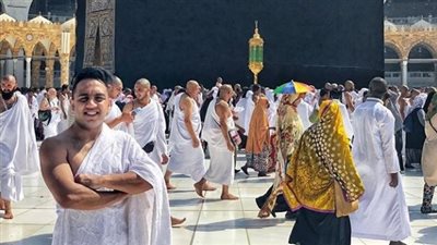 «أوس أوس» يؤدى مناسك العمرة (صورة)