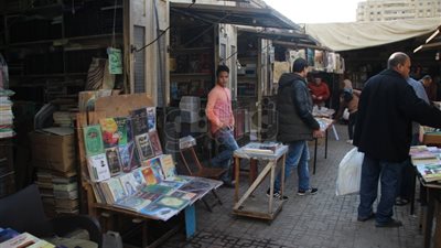 بائعون بسور الأزبكية لوزيرة الثقافة: «لطفا بشمعة تحترق لتنير العقول»