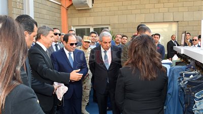 11 صورة ترصد تفقد السيسي مصنعي بشاي للصلب والرباعية للمنسوجات