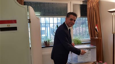 تزايد أعداد الناخبين أمام صناديق الاقتراع في سويسرا (صور)