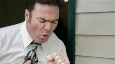 طبيب أمراض صدرية: السعال مع المخاط الأبيض مؤشر للإصابة بأمراض