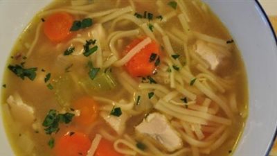 استمتعي بمذاق شوربة الشعرية بالطماطم والدجاج بطريقة منال الكومي