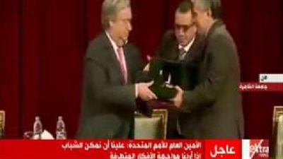 بالفيديو.. جابرنصار يهدى درع جامعة القاهرة لأمين الأمم المتحدة