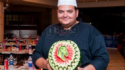 بالصور.. طباخ بورسعيد يحول الخضروات والفاكهة إلى لوحات مجسمة