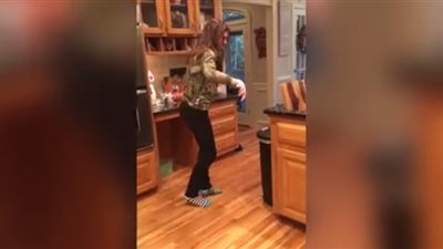 بالفيديو.. «وصلة رقص» تضع فتاة حسناء في موقف محرج