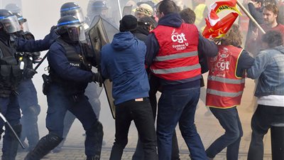 فرنسا تشتعل باحتجاجات مناهضة لإصلاحات «ماكرون» (فيديو وصور)