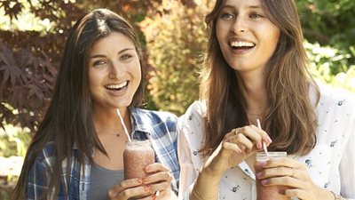 بالصور.. طالبة تبتكر حلوى صحية من مطبخها يتحول إلى مشروع