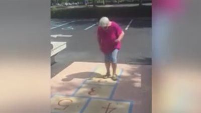 بالفيديو.. لحظة سقوط عجوز حاولت اللعب