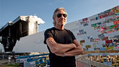 الموسيقار الإنجليزي روجر ووترز يسحر مشاهديه بعرض متميز