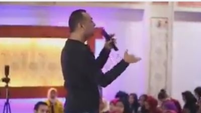 بالفيديو.. معلم يشرح لطلابه على طريقة المهرجانات الشعبية