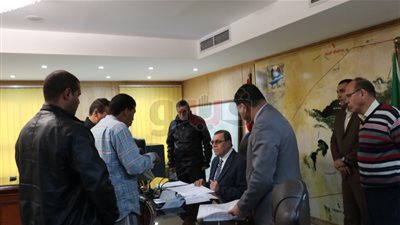 محافظ الفيوم يطالب بتوفير درجات وظيفية للعمال المؤقتين بـ«الرياضة»