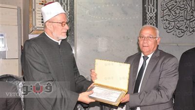 بالصور.. محافظ بورسعيد يكرم الفائزين في الدورة التدريبية للخطباء