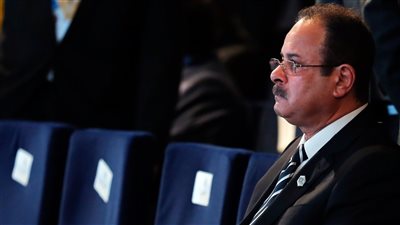 وزير الداخلية يكرم مجندا مصابا في انفجار أسوان