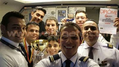 بالصور.. تجاهل «علماء المستقبل» بمطار القاهرة عرض مستمر.. بعثة مصر تحصد١٠ميداليات ذهبية وفضية وبرونزية بـ «ابتكارات جنيف».. الصدفة تلفت انتباه طاقم مصر للطيران للمخترعين.. والشركة 