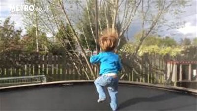 بالفيديو.. أب يعلم ابنه درسا قيما بالقفز على الترامبولين