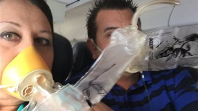 بالصور.. انفجار محرك طائرة في الهواء يثير رعب الركاب