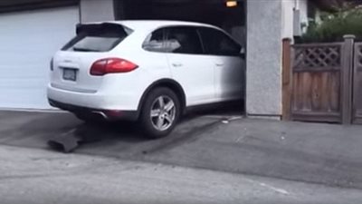 بالفيديو والصور.. رجل يحطم سيارته باهظة الثمن بسبب «ركنة»