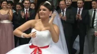 بالفيديو.. عروسان أتراك يشعلان حفل زفافهما بـ«وصلة رقص» احترافية