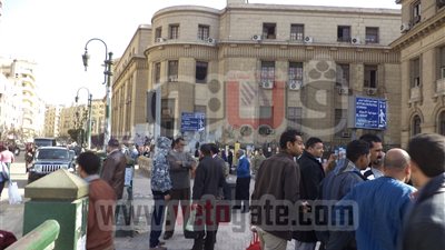 بالصور.. حكم «الجنايات» يسيطر على نقاشات المواطنين أمام «القضاء العالى»
