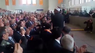 بالفيديو.. تفاعل الحضور مع كلمة شيخ الأزهر بألمانيا
