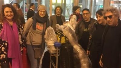 فرقة موسيقية إيطالية تصل مطار القاهرة لإحياء حفل بالأوبرا