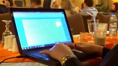 بالفيديو.. أغرب رد فعل من الإماراتيين على سرقة لاب توب من داخل مطعم