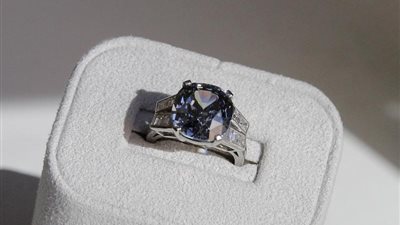 خاتم تتوسطه ألماسة زرقاء لـ«شيرلي تمبل» يخفق في المزاد