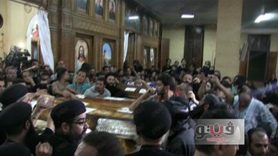 أهالي الـ«جرنوس» بالمنيا يؤدون الصلاة على 7 من شهداء «أتوبيس الأقباط»