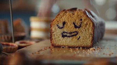 بالفيديو والصور.. إعلان مخبوزات يثير ضجة في بريطانيا