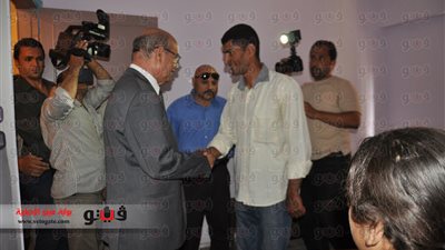 بالصور.. محافظ الجيزة يسلم عقود 60 شقة لساكني العشوائيات بإمبابة.. الأهالي يستقبلون المحافظ بالزغاريد.. عبد الرحمن: إنشاء عمارتين جديدتين.. وتطوير 13 منطقة عشوائية بتكلفة 150 مليون جنيه