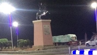 «فارسكور» تطور مداخلها وميادينها بالبلدورات المضيئة (صور)