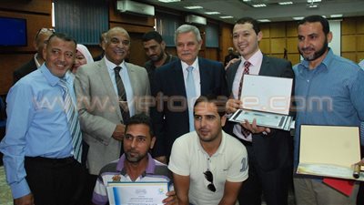 وزير الإسكان يكرم موظفا رفض الحصول على رشوة