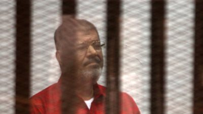 مشاهد خدع فيها «مرسي» المصريين في ذكرى تنصيبه.. المعزول يؤكد عدم ارتدائه واقيا في التحرير والحرس ينفي..يزعم علاقاته الدولية المتشعبة ويركز اهتمامه على قطر..يمنع المجاملات للتوفير ويكبد خسائر